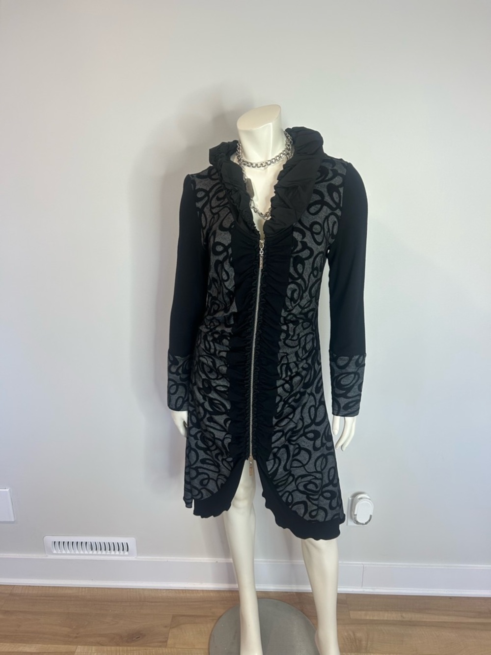 Gorgeous Black and Gray Ruffle-Trim Zip-Front Tunic❤️M